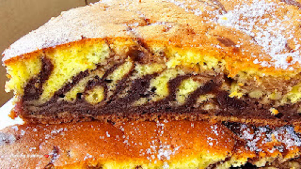 Zebra kolač na tanjiru