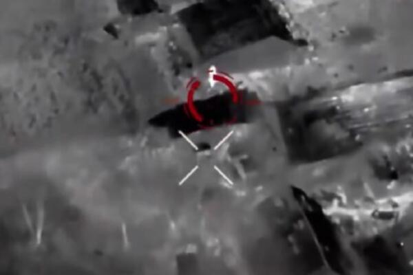 POGLEDAJTE DIREKTNU BORBU IZMEĐU UKRAJINSKOG ROBOTA I RUSKOG VOJNIKA: Prsa u prsa, spektakularno! (VIDEO)