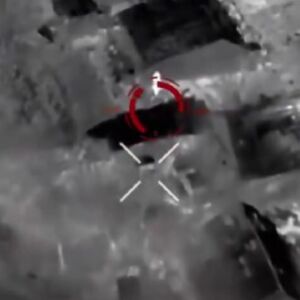 POGLEDAJTE DIREKTNU BORBU IZMEĐU UKRAJINSKOG ROBOTA I RUSKOG VOJNIKA: Prsa u prsa, spektakularno! (VIDEO)