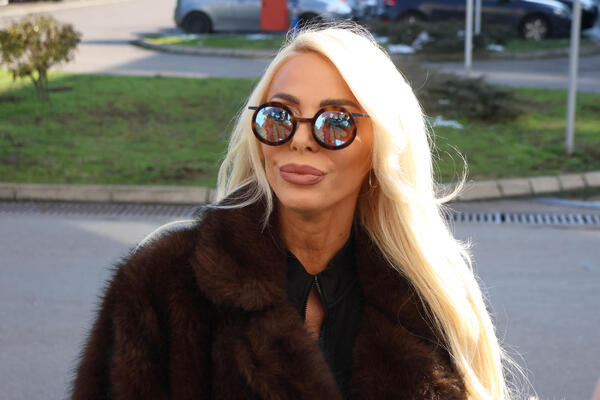 VODITELJKA PINKA ŽIVI KO PRAVA KRALJICA: Evo gde se baškari fatalna plavuša, ovakvu lepotu malo ko može da priušti