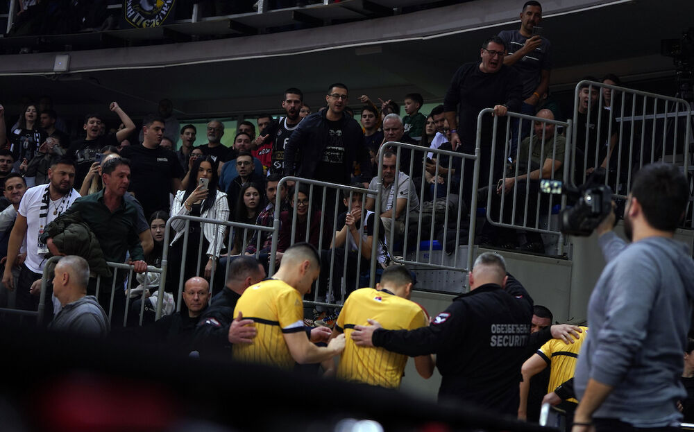 Trenutak kada su sudije napustile parket na utakmici Partizana i Mege u polufinalu Kupa Radivoja Koraća 2026. godine