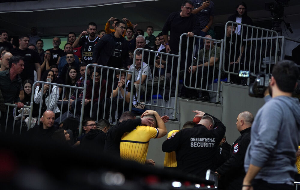 Trenutak kada su sudije napustile parket na utakmici Partizana i Mege u polufinalu Kupa Radivoja Koraća 2026. godine