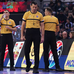 Prazni se deo tribine gde su Grobari kako bi se meč Partizana i Mege nastavio!