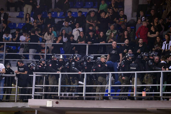 Prazni se deo tribine gde su Grobari kako bi se meč Partizana i Mege nastavio! (Foto)