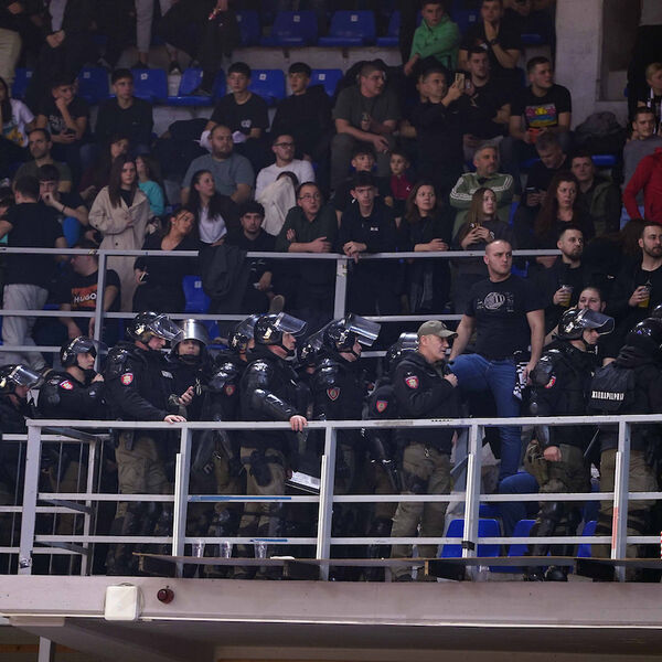 Prazni se deo tribine gde su Grobari kako bi se meč Partizana i Mege nastavio! (Foto)