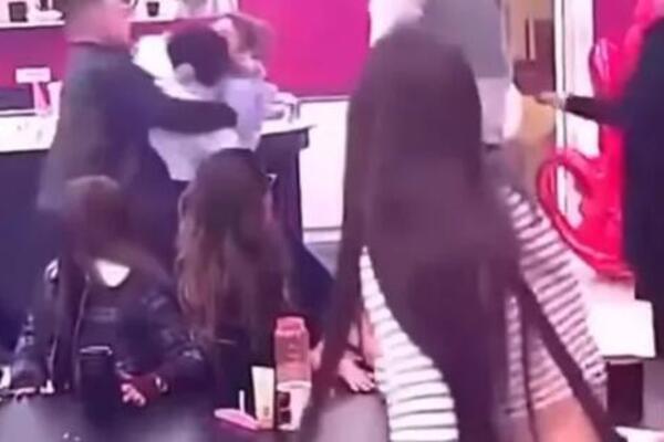 BRUTALNA MAKLJAŽA U PROGRAMU UŽIVO! Žestoko UDARANJE, KRICI, NASTAO HAOS! Sve se ORILO NA PINKU!