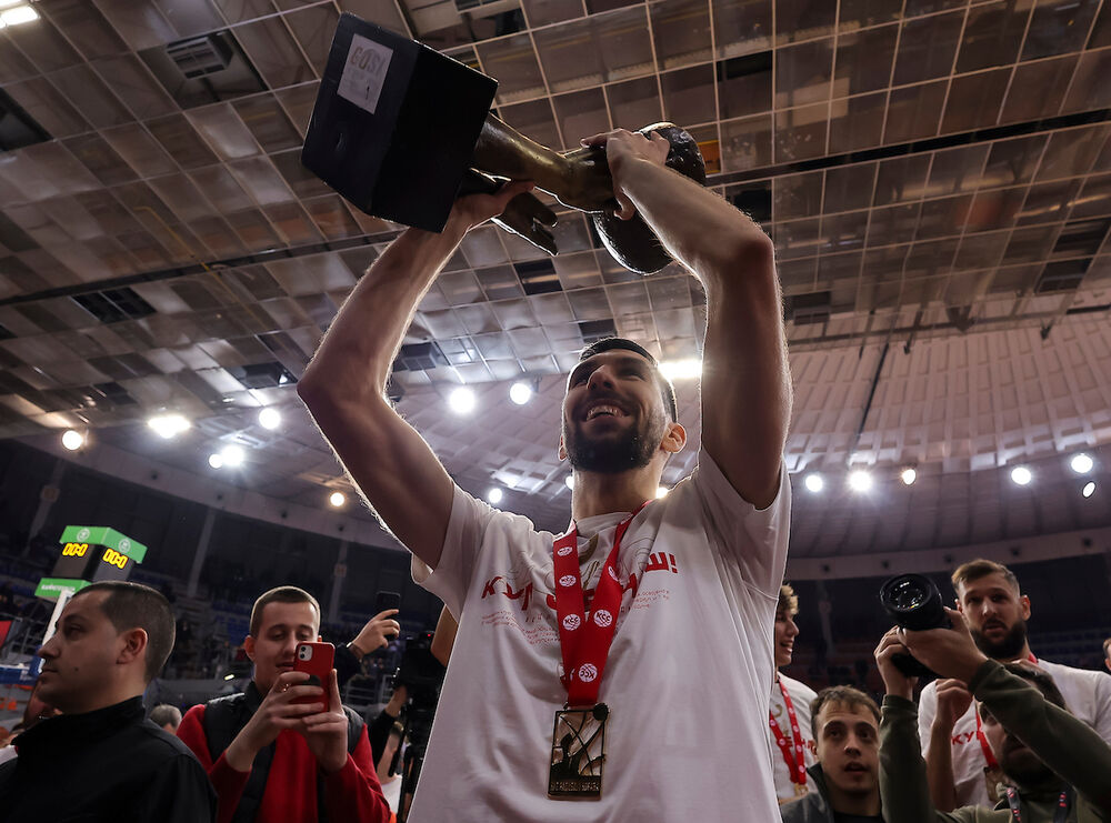 Ognjen Dobrić sa trofejem Kupa Radivoja Koraća 2026. godine