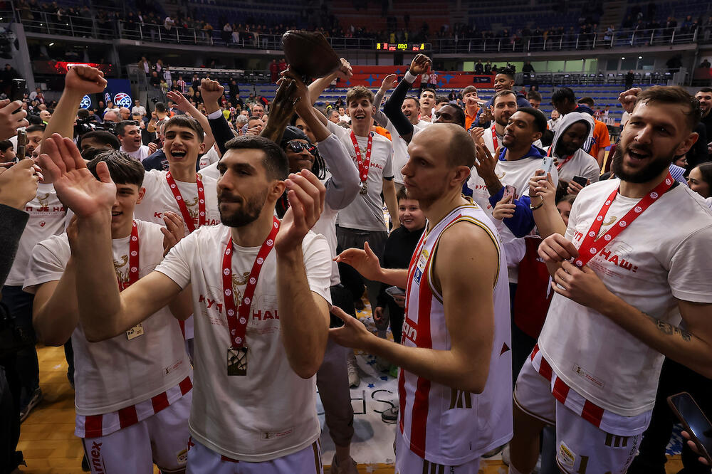 Košarkaš Crvene zvezde zaspao u autobusu posle osvajanja Kupa Radivoja Koraća uprkos muzici (Video/Foto)