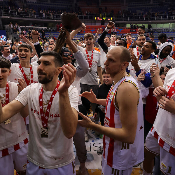Košarkaš Crvene zvezde zaspao u autobusu posle osvajanja Kupa Radivoja Koraća uprkos muzici (Video/Foto)