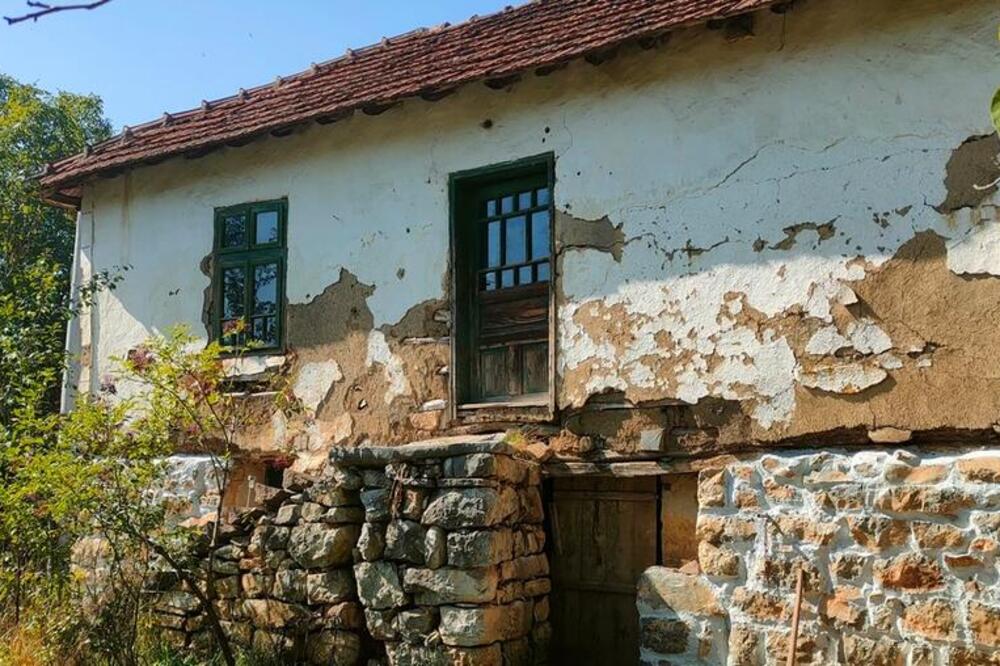 Prodaje se kuća sa podrumom za jako smešne pare: Ima veliko dvorište i voćnjak - idealna za beg iz grada