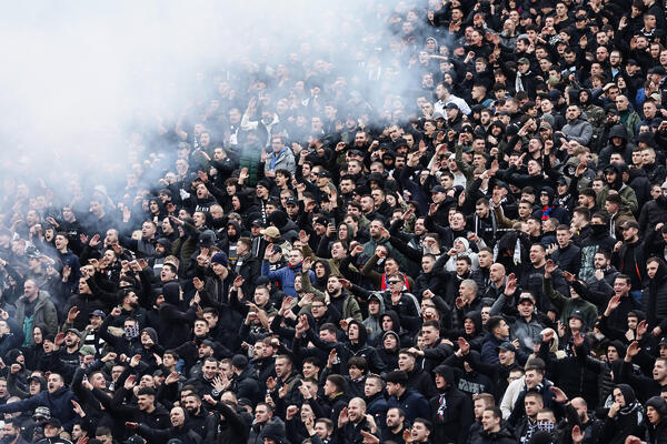 Grobari napravili haos zbog ubačenog transparenta od Delija!