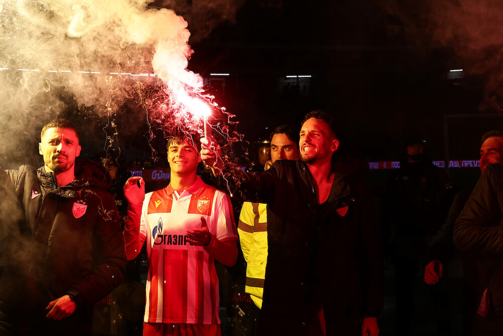 Slavlje fudbalera Crvene zvezde posle pobede u 178. večitom derbiju