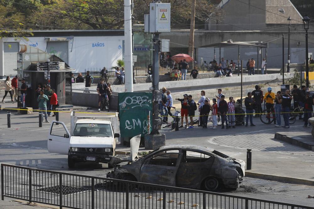 MEKSIKO U HAOSU NAKON UBISTVA NARKO BOSA EL MENČA: Članovi kartela pale zemlju, guverner pozvao ljude da ne izlaze!