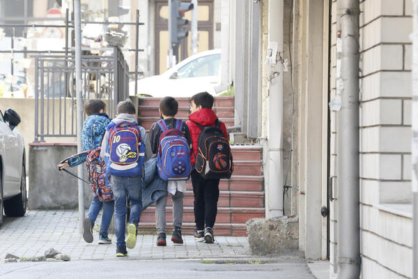 Mart je jedini mesec kada đaci u Srbiji nemaju raspust: Ovi datumi se poklapaju sa neradnim danima, baš će odmarati