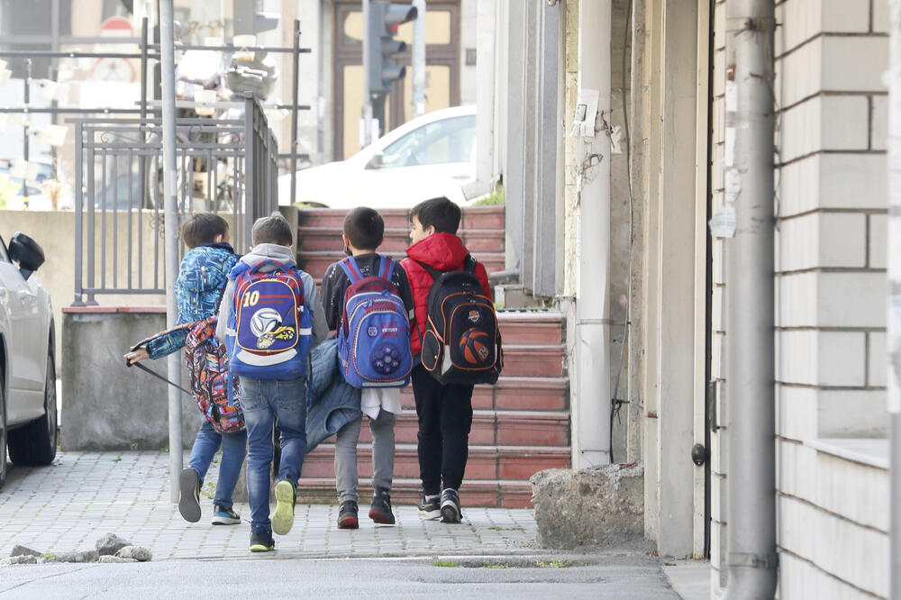 Učenici u Srbiji se danas vraćaju u klupe, ali ih za 20 dana opet čeka raspust: Evo kada će odmarati, i to fino!