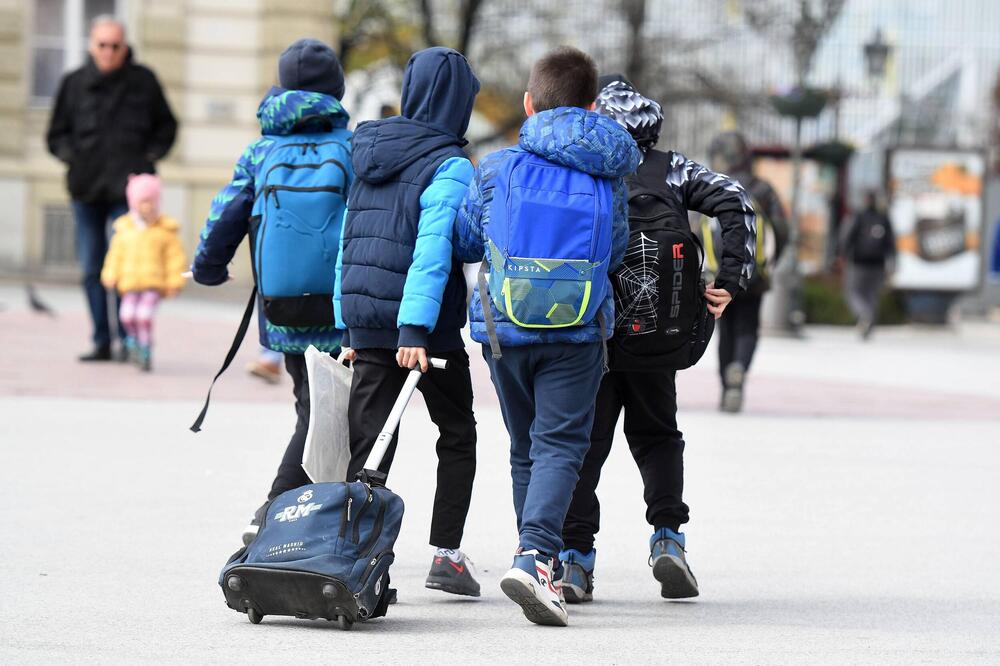 Hrvatska donela odluku: Nema više mobilnih telefona u školama