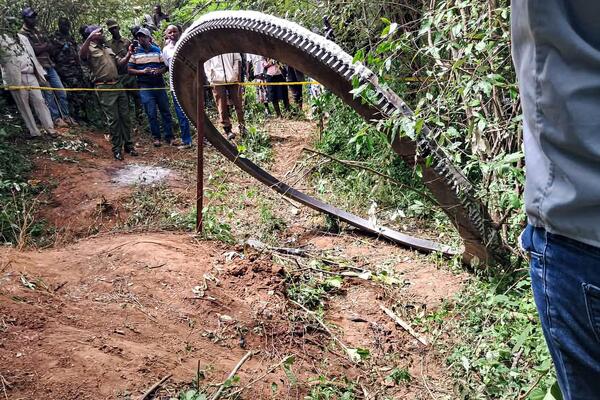 NA SELO PAO METALNI PRSTEN OD POLA TONE Ljudi nisu verovali šta vide, sumnje su potvrđene: DOŠAO JE IZ SVEMIRA!