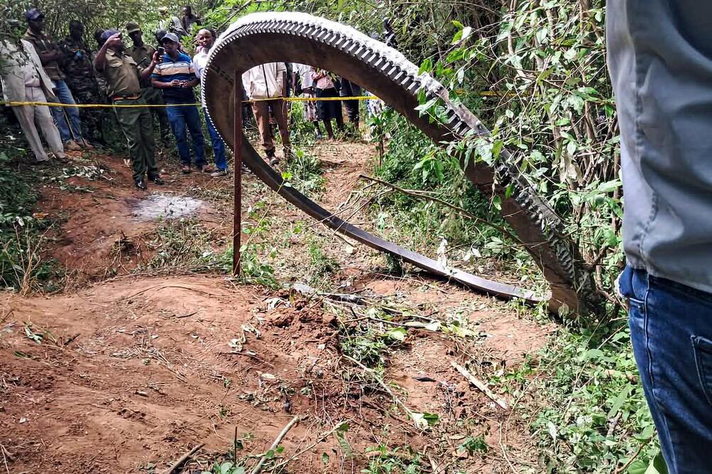 NA SELO PAO METALNI PRSTEN OD POLA TONE Ljudi nisu verovali šta vide, sumnje su potvrđene: DOŠAO JE IZ SVEMIRA!