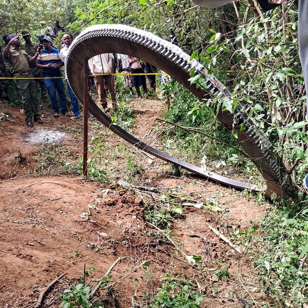 NA SELO PAO METALNI PRSTEN OD POLA TONE Ljudi nisu verovali šta vide, sumnje su potvrđene: DOŠAO JE IZ SVEMIRA!