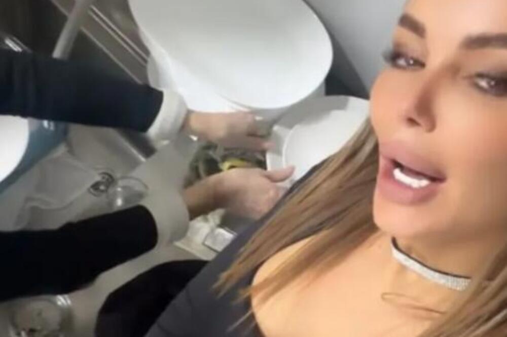 POSLE OVOG ĆE MUŠTERIJA IMATI NA PRETEK! Vlasnica fast food-a u MINIĆU nasred sudopere - prizor je bezobrazan