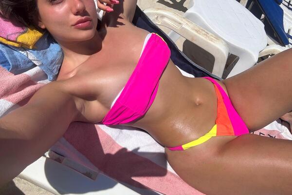 LETNJA BOMBA USRED ZIME! Atraktivnu Anđelu svi gledaju na plaži - SAMOPOUZDANJE NA VRHUNCU, MOKRA I ZATEGNUTA