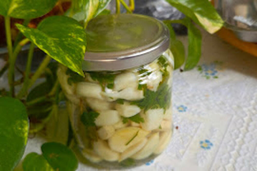 MARINIRANI BELI LUK KAO NARODNI LEK ZA ŽLEZDE I PRITISAK: Bakin recept za salatu koja čuva zdravlje