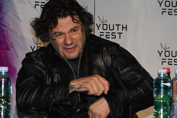 ACINA ĆERKA U EMISIJI IZNELA STRAVIČNE TVRDNJE! Porodična drama šokira Srbe: "Tukao je i sekao nožem ispred mene"