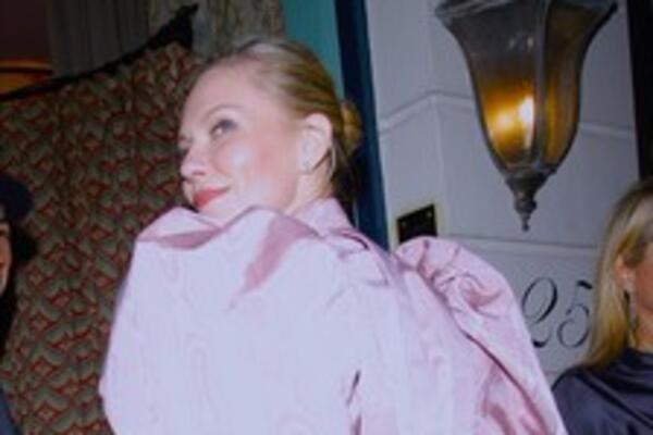 AU ŠTA JE SNAĐE! Pozirala sa mužem, pa joj se RASPALA SUKNJA! RUPA STIGLA DO GORNJEG DELA BUTKE