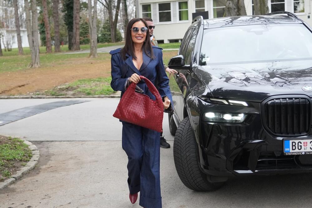 NIJE ŠTEDALA NI DINARA! Modno izdanje "SRPSKE MAJKE" o kom bruji nacija - samo jedan detalj košta kao polovan auto