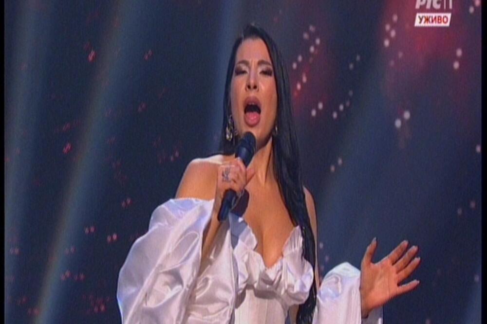 OPERSKA PEVAČICA BACILA SENKU NA TAKMIČARKE: Svi gledali u Sofijin provokativni dekolte!