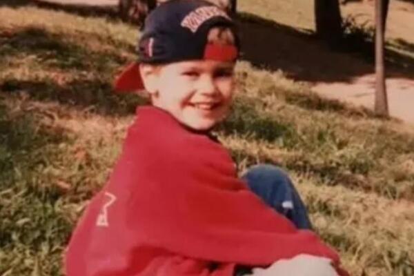 NEMA TRIKA DA POGODITE KO JE DEČAK SA FOTKE: Danas je OPASAN FRAJER za kojim čežnu sve žene, a on voli samo jednu