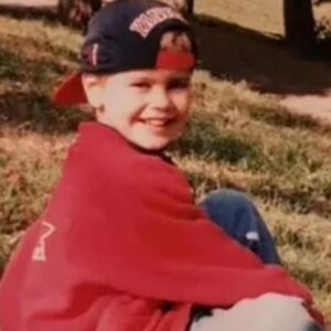 NEMA TRIKA DA POGODITE KO JE DEČAK SA FOTKE: Danas je OPASAN FRAJER za kojim čežnu sve žene, a on voli samo jednu