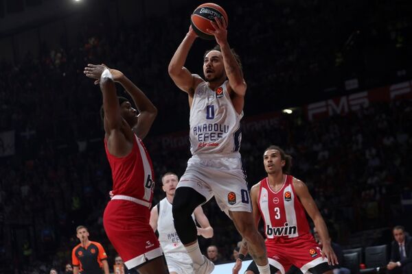Šejn Larkin posle osam godina napustio Anadolu Efes (Video)