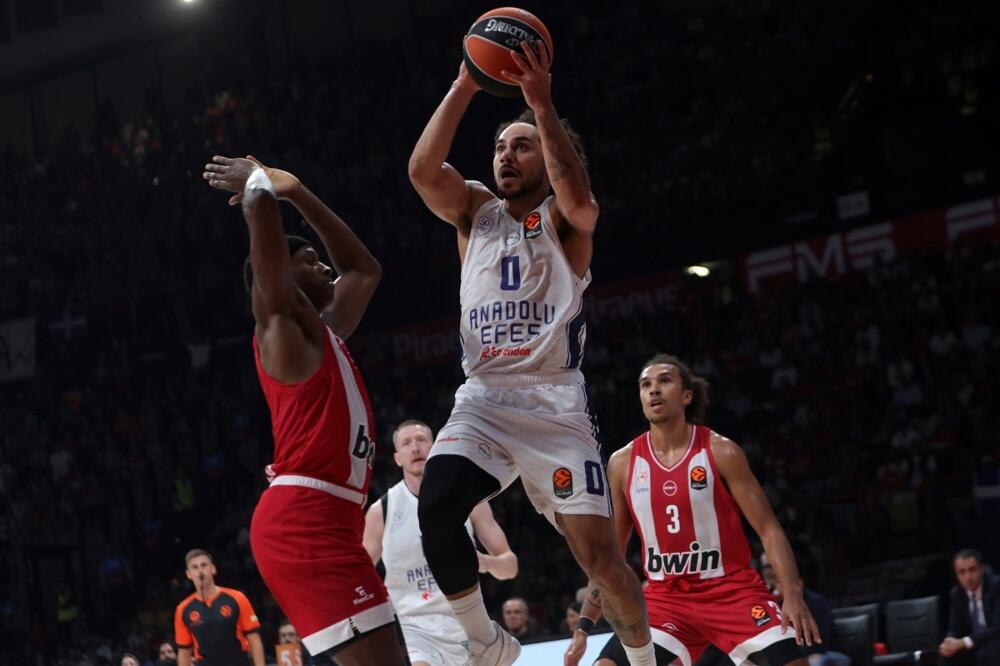 Šejn Larkin posle osam godina napustio Anadolu Efes (Video)