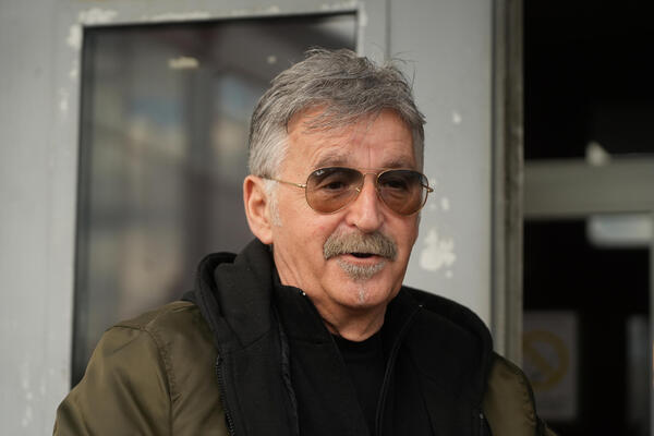 "ŠTA TO NOSI BOSANAC" Sve oči uprte u ono što mu je u rukama a onda potkačio ove ljude! "Možda je nešto sevnulo tu"