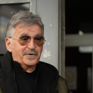 "ŠTA TO NOSI BOSANAC" Sve oči uprte u ono što mu je u rukama a onda potkačio ove ljude! "Možda je nešto sevnulo tu"