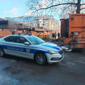 GRAĐANI BESNI ZBOG SMRTI ŽENE NA NOVOM BEOGRADU KOJU JE USMRTIO KAMION: Vozači koriste park kao prečicu!