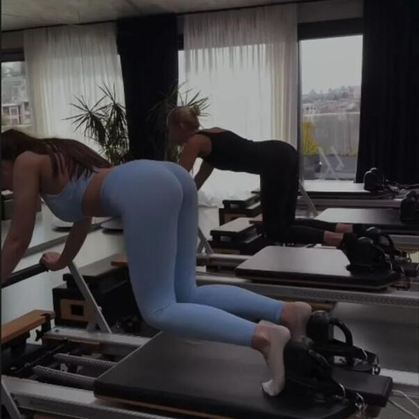 ČIJA GUZA JE BOLJA MAMINA ILI ĆERKINA? Navukle HELANKE, pa se utrkivale u ISTEZANJU - muškarci na izdisaju