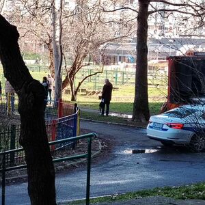 Horor u Rakovici! Otac ispred zgrade zatekao sina (17) u lokvi krvi, prebila ga grupa muškaraca