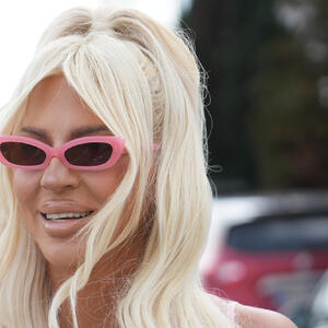 Usred programa u drugoj državi, Karleuša frapirala naciju: Pred svima za ovog moćnika izustila sledeću stvar