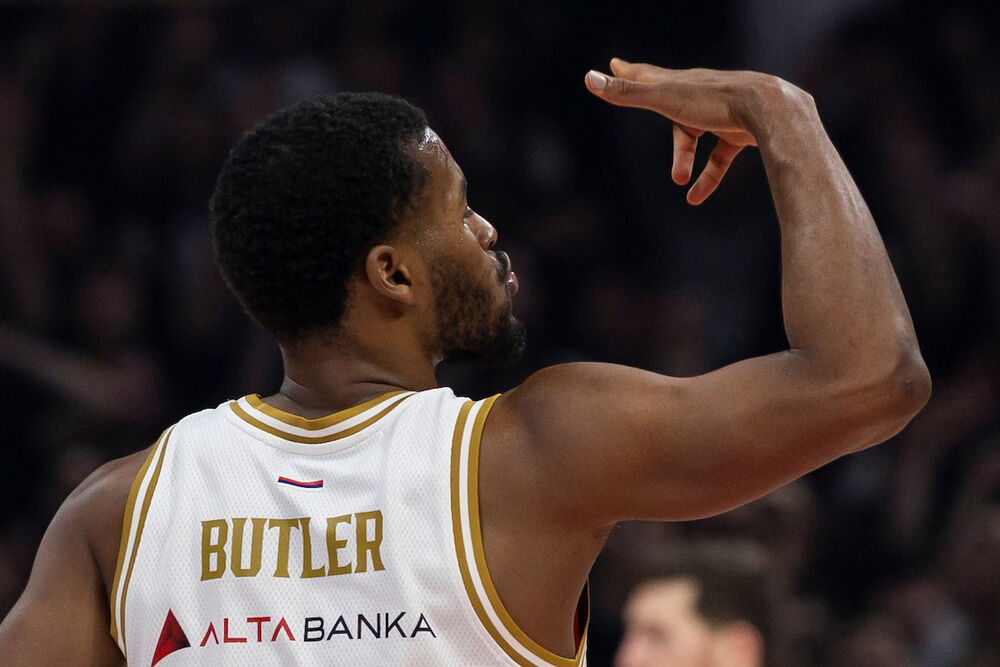 Džered Batler na utakmici Crvene zvezde i Anadolu Efesa u sezoni 2025/26 Evrolige