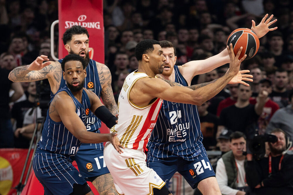 Vensan Poarje (levo) na utakmici Crvene zvezde i Anadolu Efesa u sezoni 2025/26 Evrolige