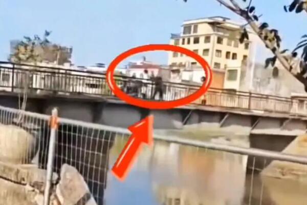 (VIDEO) OSVANUO STRAVIČAN SNIMAK! Muškarac se posvađao sa ženom, pa u BESU ZGRABIO DETE I BACIO GA SA MOSTA U REKU!