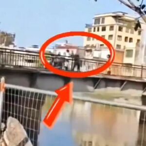 (VIDEO) OSVANUO STRAVIČAN SNIMAK! Muškarac se posvađao sa ženom, pa u BESU ZGRABIO DETE I BACIO GA SA MOSTA U REKU!