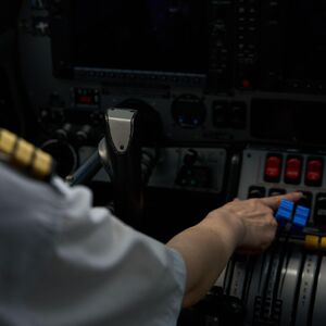 Kontrolor leta u Surčinu ZANEMEO OD ŠOKA kad je čuo REČI PILOTA NAD BEOGRADOM! Uspeo je da izusti SAMO JEDNO!