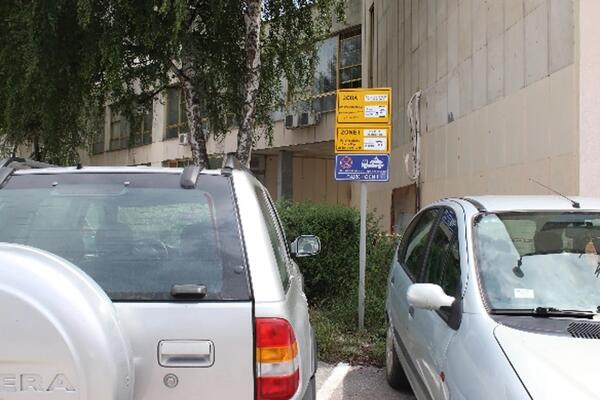 Beograđanka čuknula auto na parkingu, kad se vratila sačekala je plava koverta: Evo kako su je navatali na foru!