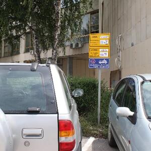 Beograđanka čuknula auto na parkingu, kad se vratila sačekala je plava koverta: Evo kako su je navatali na foru!