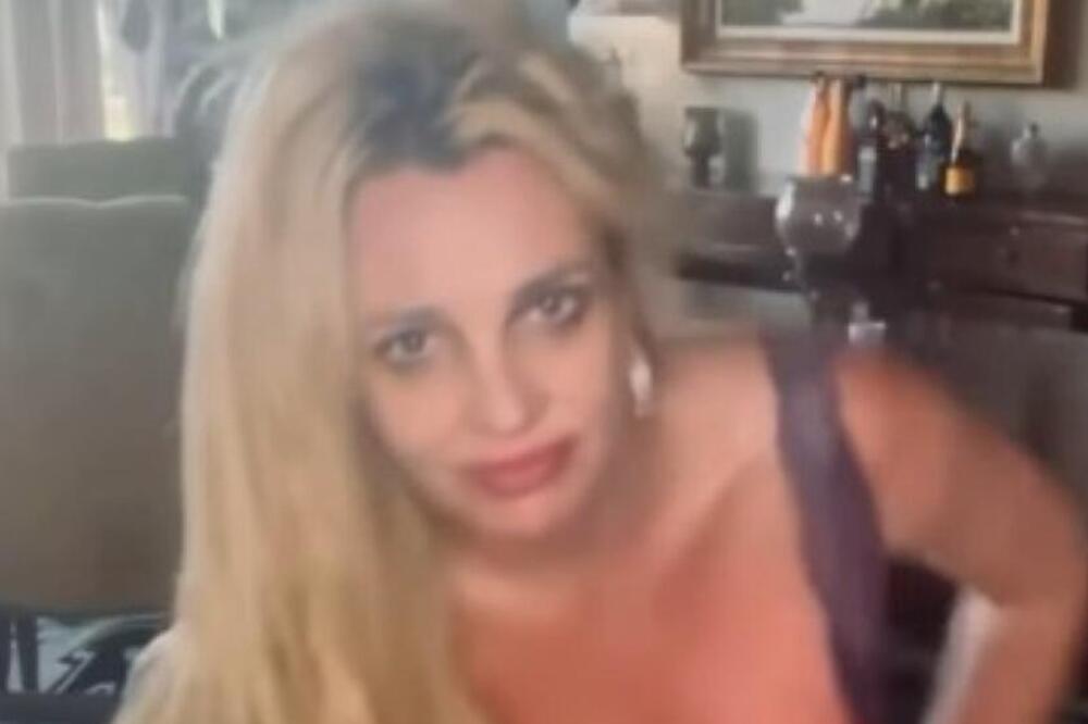 GRUDI JOJ SKLIZNULE USRED SNIMANJA! Kućni snimak BIVŠE ZAVISNICE uzburkao narod! Nije prvi put da joj ISPADAJU