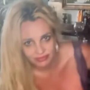 GRUDI JOJ SKLIZNULE USRED SNIMANJA! Kućni snimak BIVŠE ZAVISNICE uzburkao narod! Nije prvi put da joj ISPADAJU