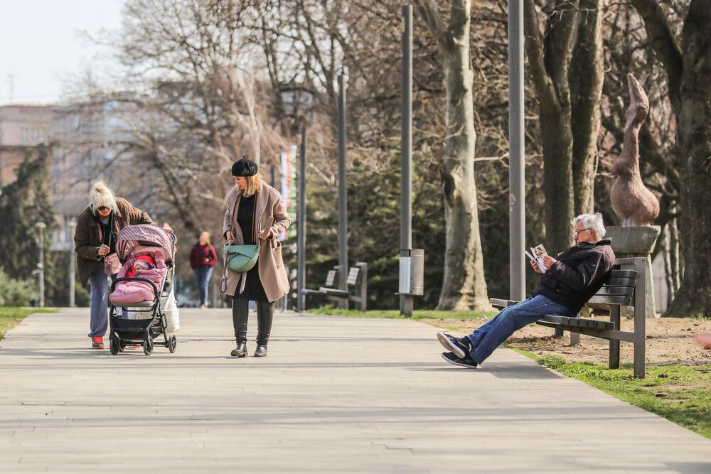 Šetaju žene sa detetom u kolicima